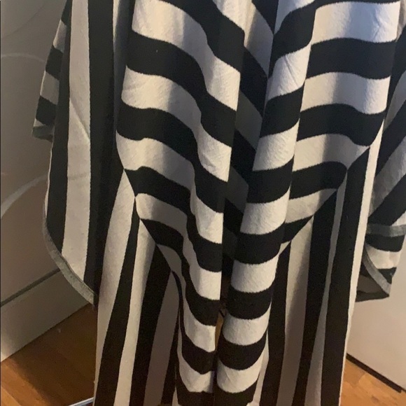 Lululemon Athletica Black and White Striped Tunic - Picture 6 of 6